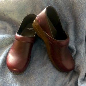 Dansko Leather (closed heel) clogs - women’s size 40 (9.5/10) *Like New!